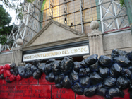 Héctor de Anda Un rio de plastico / instalación Bolsas de plástico rellenas de papel y plástico reciclado, láminas y  pintura acrílica 9000cm x 300cm x 60cm 2009 